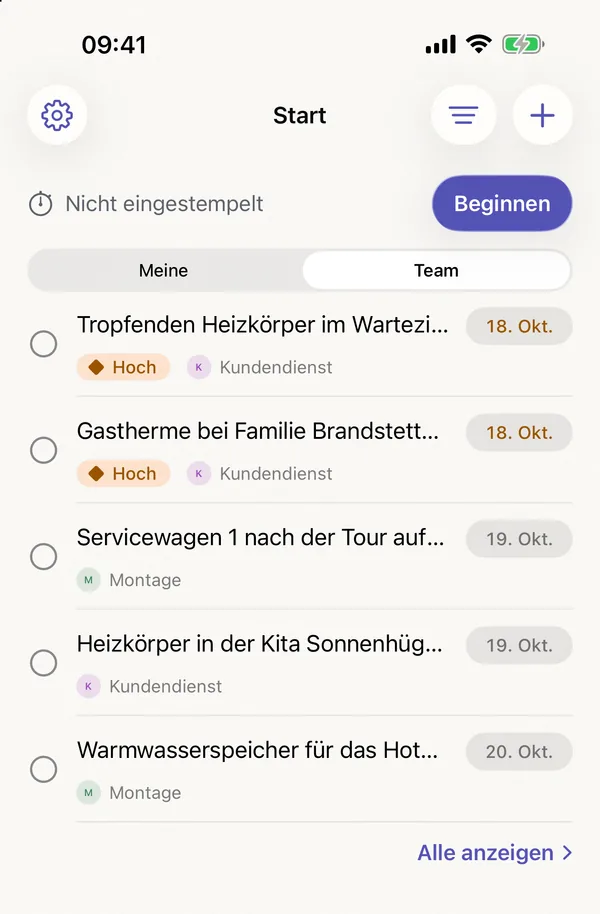 miphu auf dem iPhone: der Startbildschirm in der Ansicht Team mit den Aufgaben der Abteilungen Kundendienst und Montage, jede mit Fälligkeit, die zwei dringendsten mit der Priorität Hoch