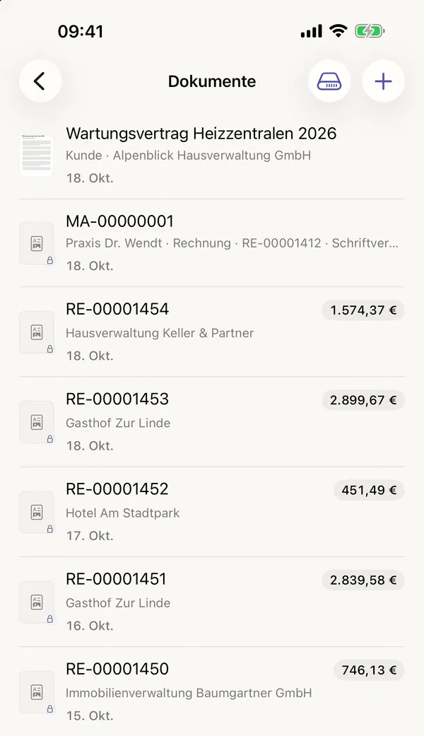 miphu auf dem iPhone: die Dokumente, oben der Wartungsvertrag Heizzentralen 2026 der Alpenblick Hausverwaltung GmbH, darunter ein Schreiben zu einer Rechnung und die Rechnungen mit Kunde, Betrag und Datum