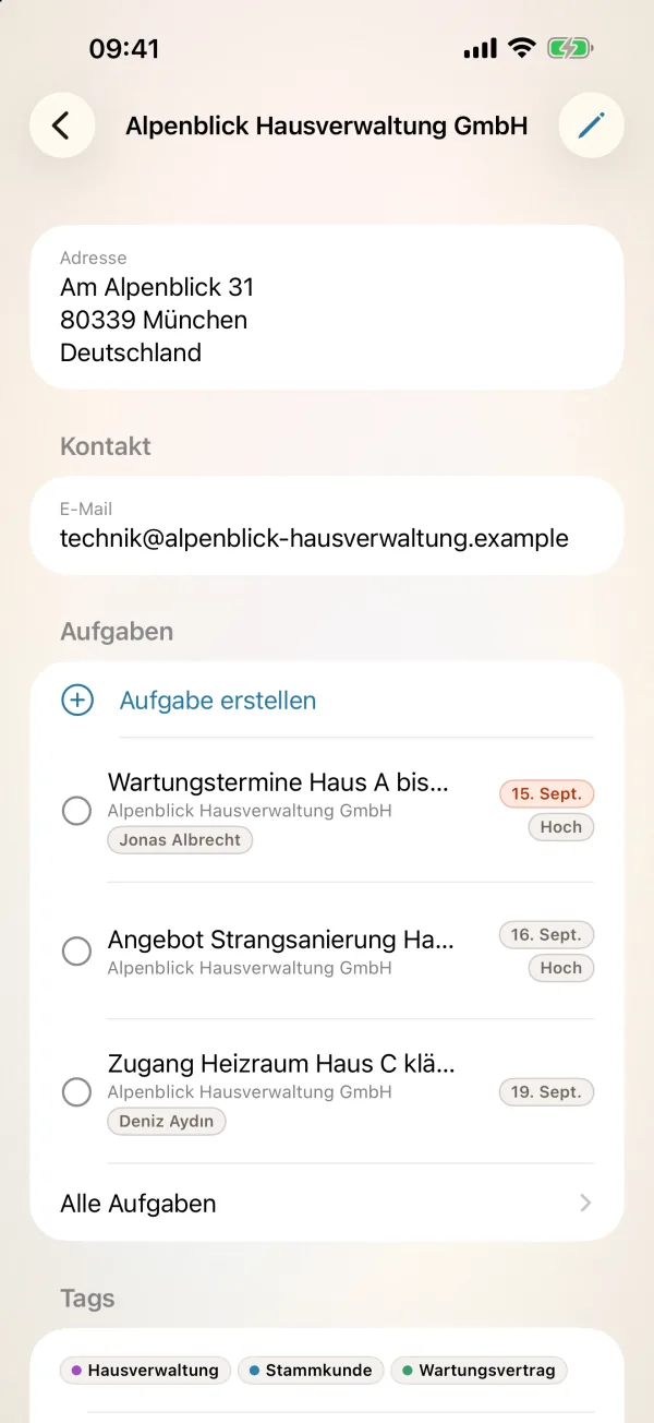 miphu auf dem iPhone: der Kunde Alpenblick Hausverwaltung GmbH mit Adresse, E-Mail und offenen Aufgaben mit Fälligkeit