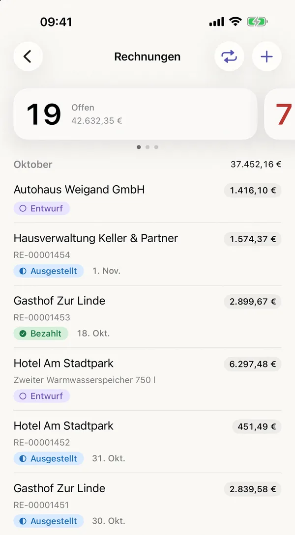 miphu auf dem iPhone: die Rechnungen im Oktober, oben 19 offene, darunter jede Rechnung mit Kunde, Nummer, Betrag und Stand als Entwurf, ausgestellt mit Fälligkeit oder bezahlt