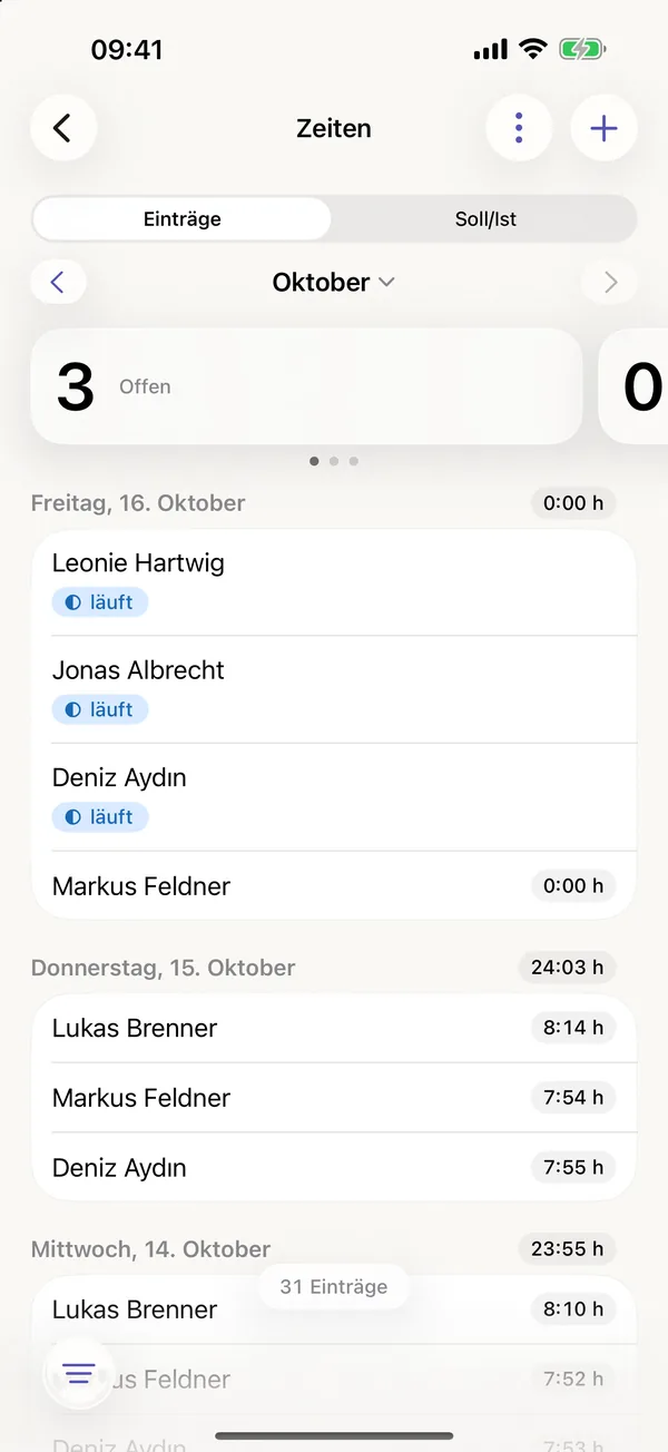 miphu auf dem iPhone: die Zeiten des Teams im Oktober mit drei offenen Einträgen, darunter die Stunden jeder Person je Arbeitstag, am Freitag mit laufender Uhr