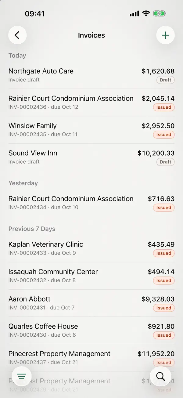 miphu on iPhone: the invoice list with drafts and issued invoices, numbers, customers and amounts
