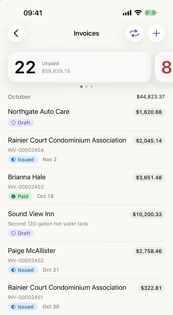 miphu on iPhone: the invoices for October, 22 unpaid at the top, then each invoice with customer, number, amount and its status as a draft, issued with its due date, or paid