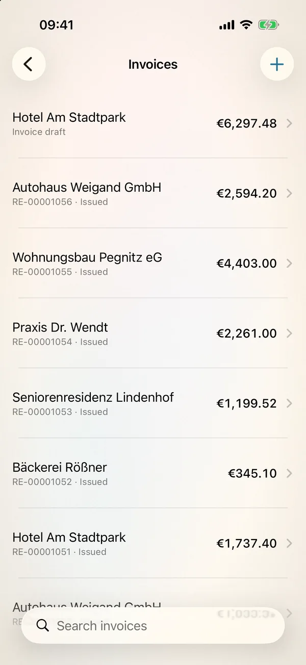 miphu on iPhone: the invoice list with invoice numbers, status and amounts