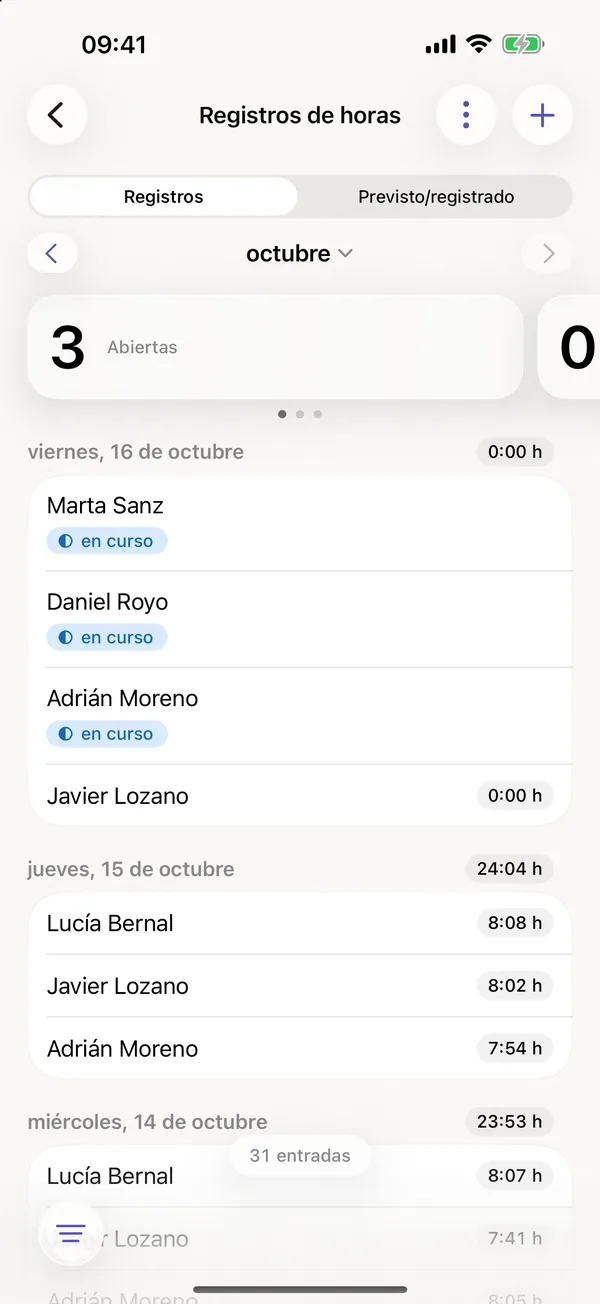 miphu en iPhone: los registros de horas del equipo en octubre con tres registros abiertos y, debajo, las horas de cada persona por día laborable, el viernes con el reloj en marcha