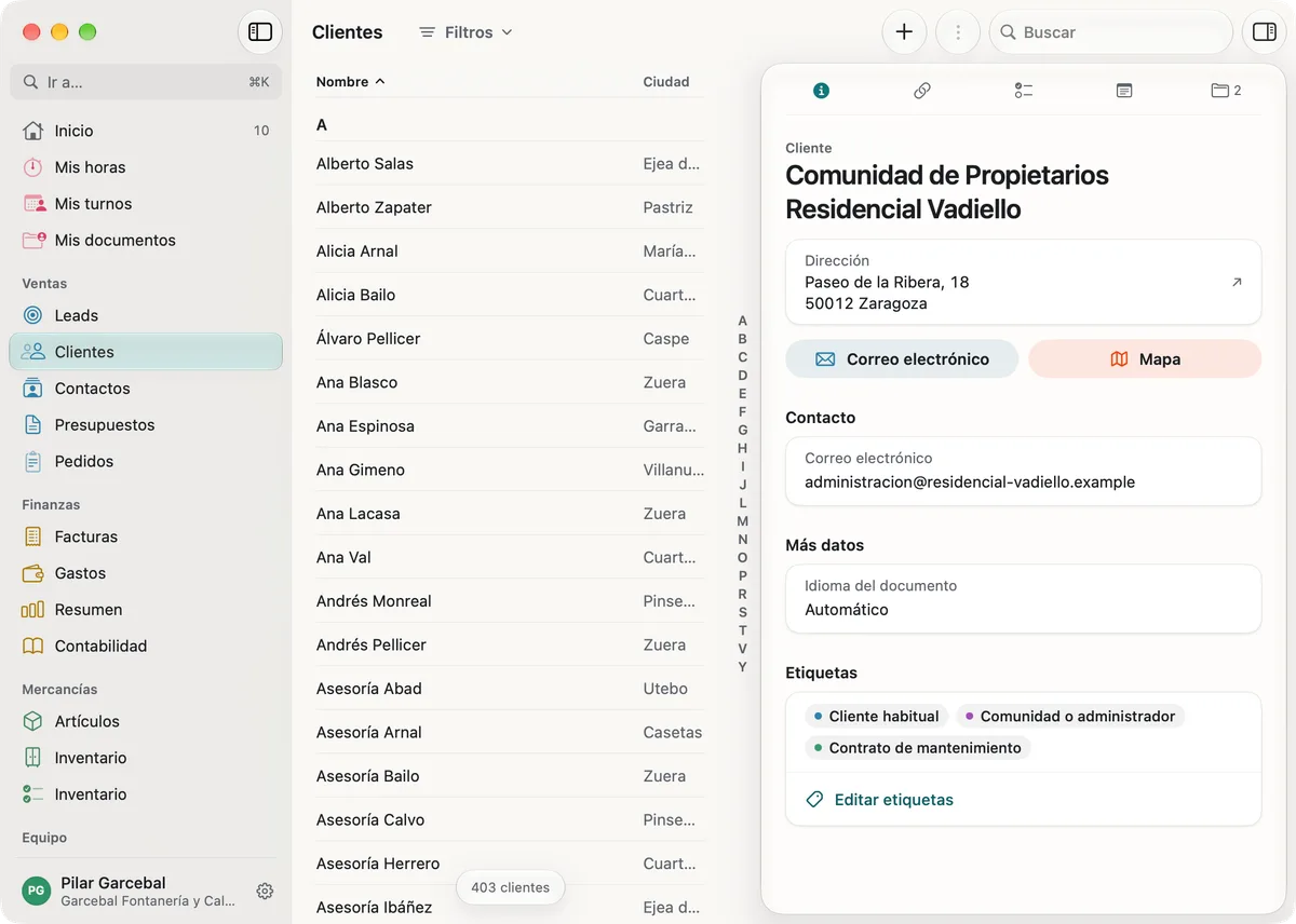 miphu en Mac: la lista de clientes de la A a la Z con la ciudad y, al lado, la Comunidad de Propietarios Residencial Vadiello con su dirección, los botones de correo y mapa, el correo de contacto y las etiquetas