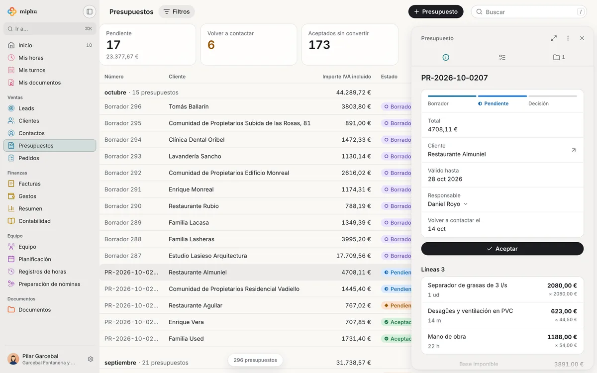 miphu en el navegador: la lista de presupuestos con los pendientes, los que hay que seguir y los aceptados y, al lado, un presupuesto pendiente con su cliente, el botón para aceptarlo y sus líneas