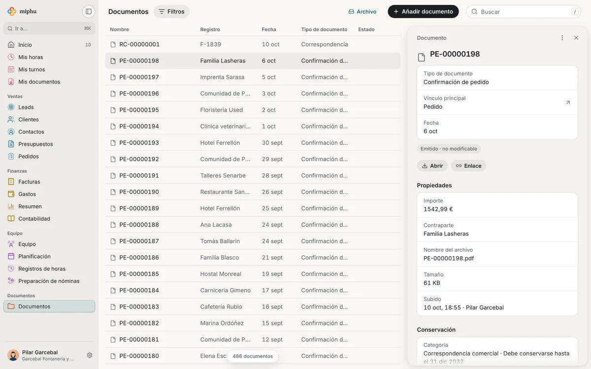 miphu en el navegador: los documentos con su referencia, fecha y tipo y, al lado, una confirmación de pedido en PDF con sus propiedades y su plazo de conservación