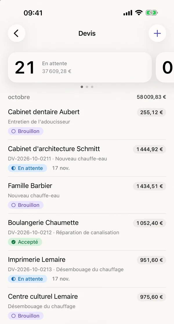miphu sur iPhone : les devis d’octobre, en haut 21 en attente, puis chaque devis avec le client, la prestation, le montant et son état : brouillon, en attente ou accepté