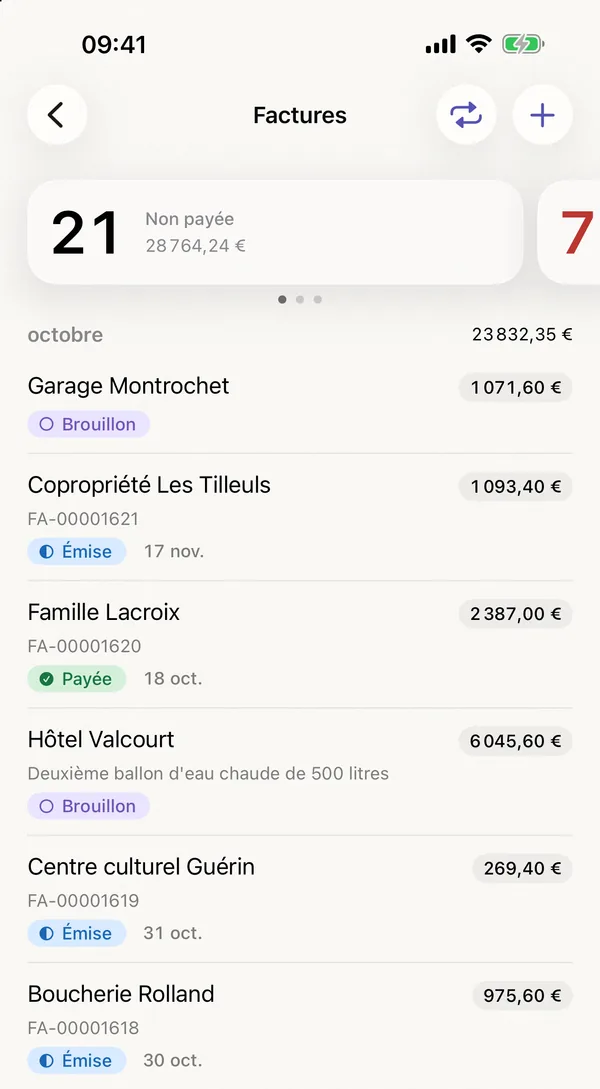miphu sur iPhone : les factures d’octobre, en haut 21 non payées, puis chaque facture avec le client, le numéro, le montant et son état : brouillon, émise avec son échéance ou payée