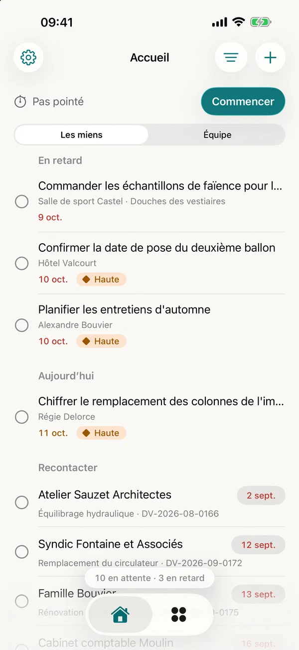 miphu sur iPhone : l’accueil avec la pointeuse, les tâches en retard, celles du jour et les devis à relancer, chacune avec son échéance