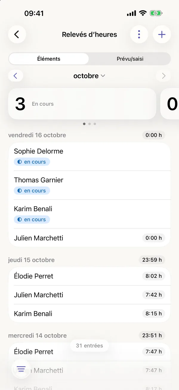 miphu sur iPhone : les relevés d’heures de l’équipe en octobre avec trois éléments en cours, puis les heures de chaque personne par jour travaillé, vendredi avec le chronomètre en marche