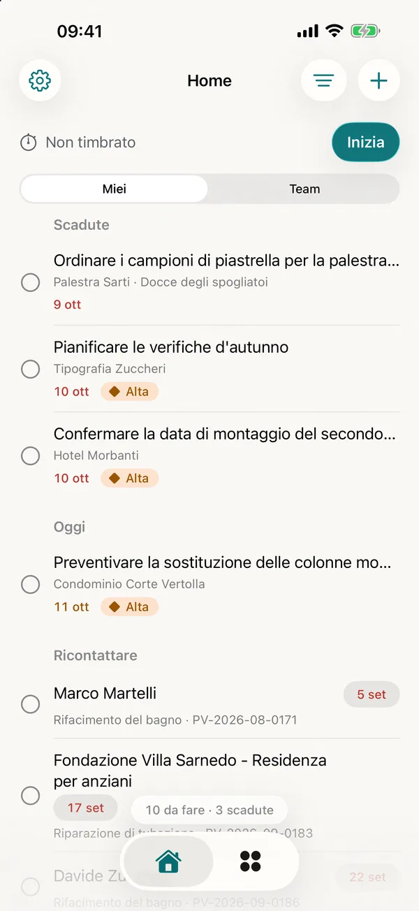 miphu su iPhone: la Home con la timbratura, le attività scadute, quelle di oggi e i preventivi da ricontattare, ognuna con la sua scadenza
