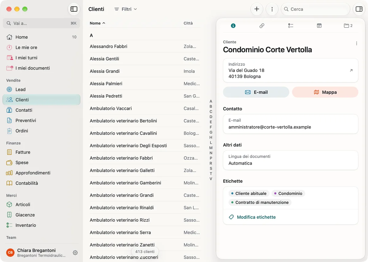 miphu su Mac: l’elenco clienti dalla A alla Z con la città e, accanto, il Condominio Corte Vertolla con l’indirizzo, i pulsanti E-mail e Mappa, l’e-mail di contatto e le etichette