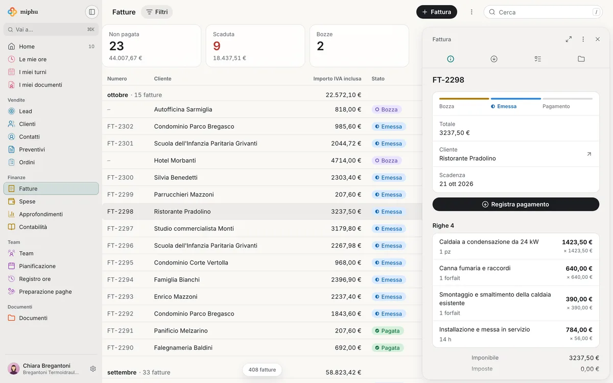 miphu nel browser: l’elenco fatture con quelle da incassare, scadute e le bozze e, accanto, una fattura emessa con il totale, il pulsante per registrare un incasso e le sue righe