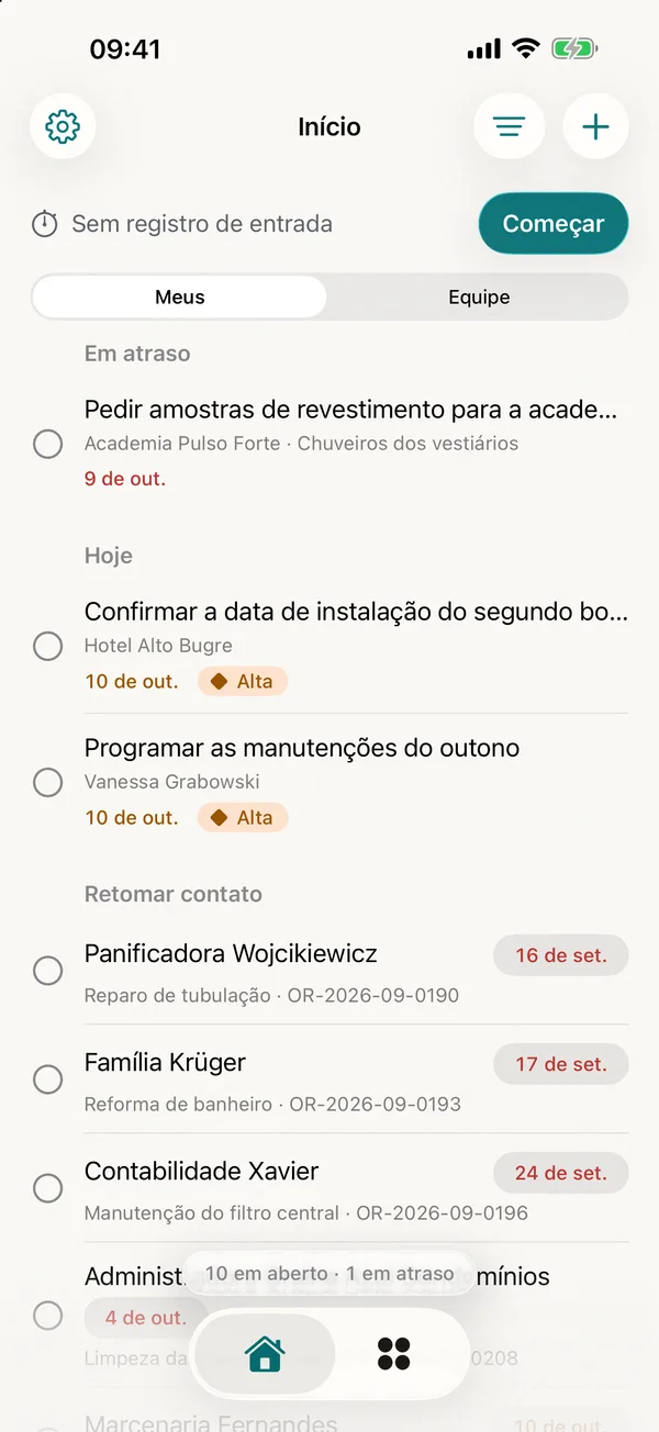 miphu no iPhone: o início com o registro de ponto, as tarefas em atraso, as de hoje e os orçamentos para retomar contato, cada uma com seu prazo