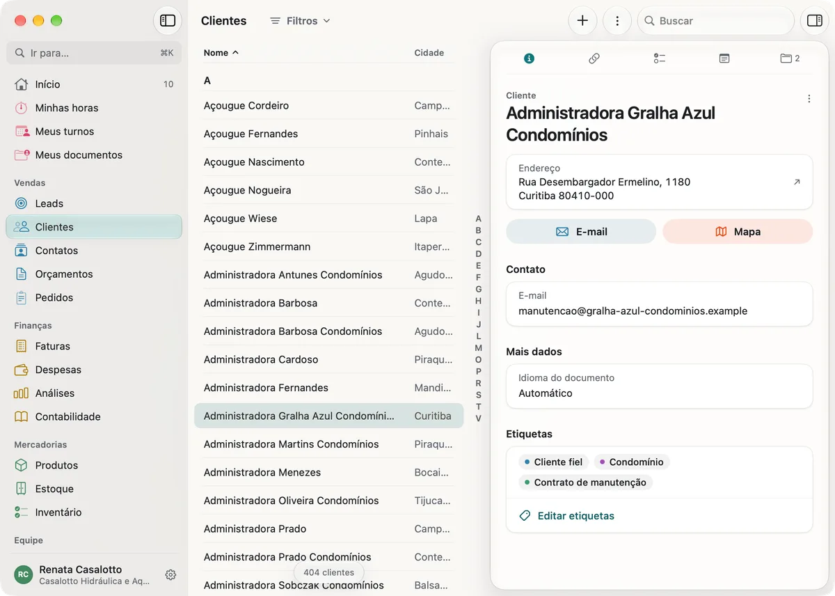 miphu no Mac: a lista de clientes de A a Z com a cidade e, ao lado, a Administradora Gralha Azul Condomínios com endereço, os botões de e-mail e mapa, o e-mail de contato e as etiquetas
